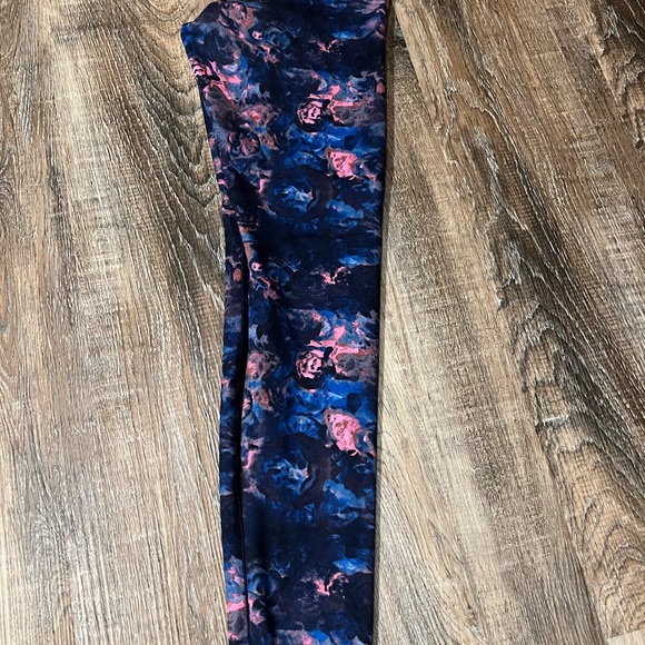 Lululemon tights. Size 6 - Picture 3 of 4